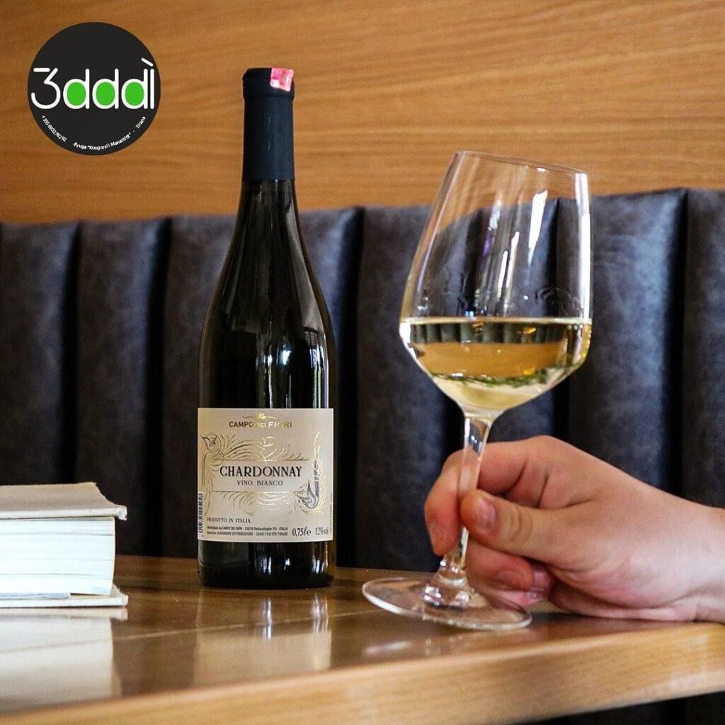 Vere e Bardhe Chardonnay, afer nje gote te mbushur.
